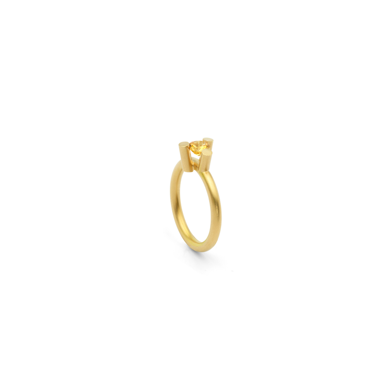TRIN ring in 18k yellow gold, sapphire